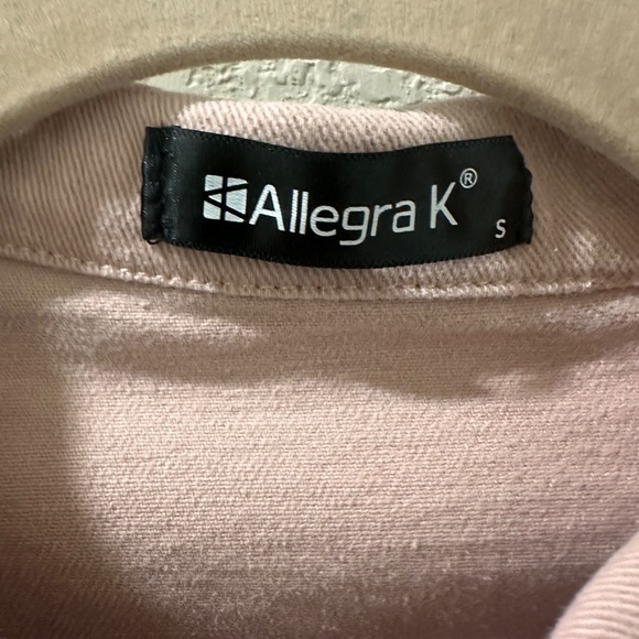 Cropped soft pink denim jacket size small. - Picture 5 of 6